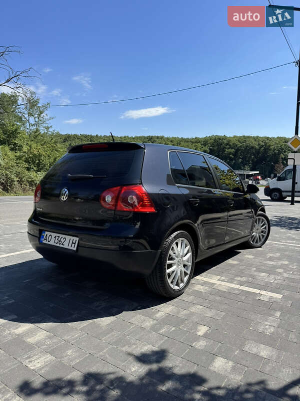 Хэтчбек Volkswagen Golf 2006 в Ужгороде