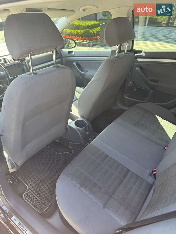 Хэтчбек Volkswagen Golf 2006 в Ужгороде