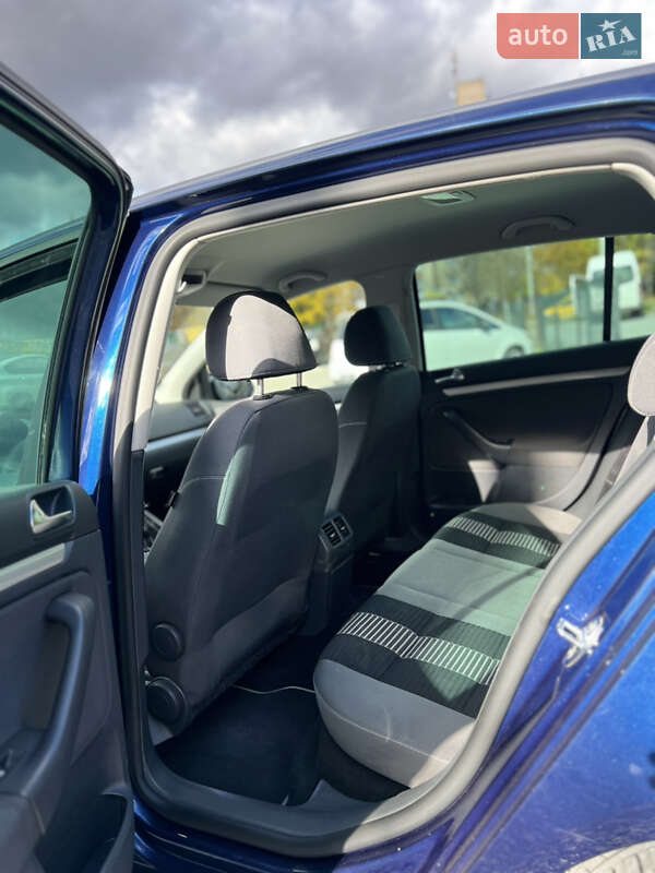 Хетчбек Volkswagen Golf 2008 в Чернівцях