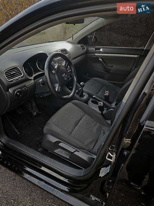 Универсал Volkswagen Golf 2011 в Вишневом