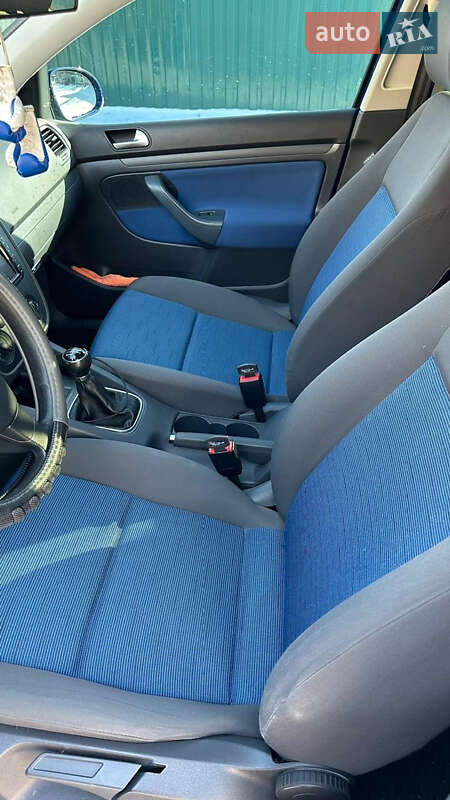 Хэтчбек Volkswagen Golf 2005 в Виннице