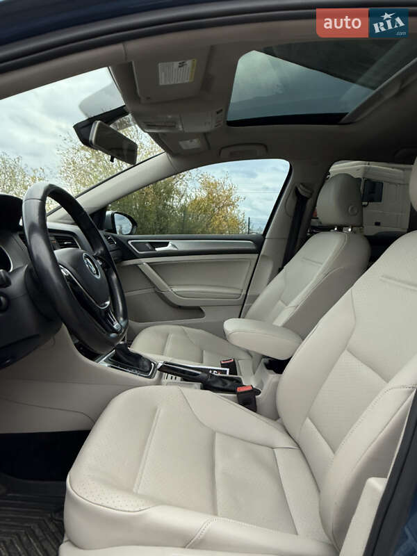 Хетчбек Volkswagen Golf 2017 в Дніпрі