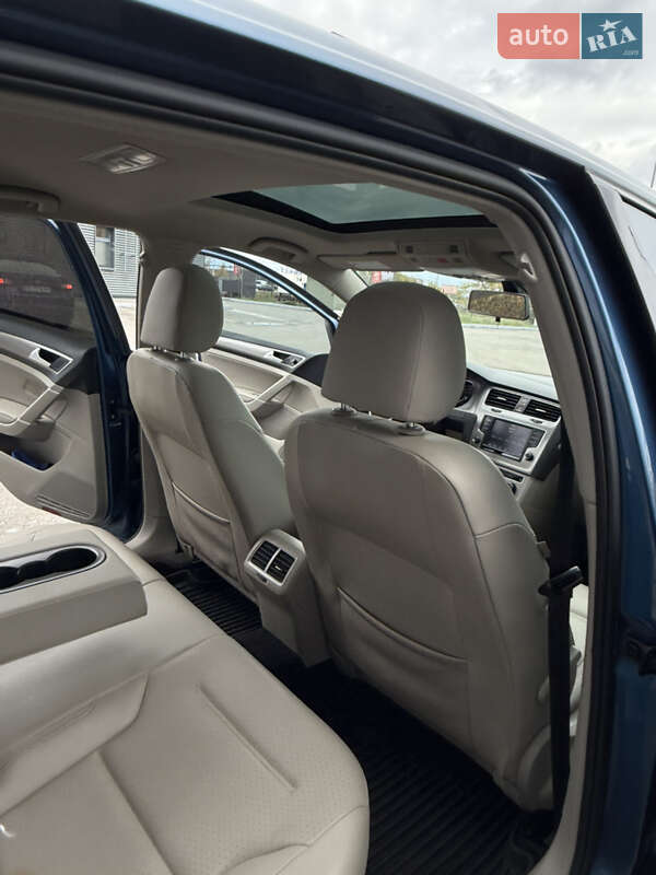 Хетчбек Volkswagen Golf 2017 в Дніпрі