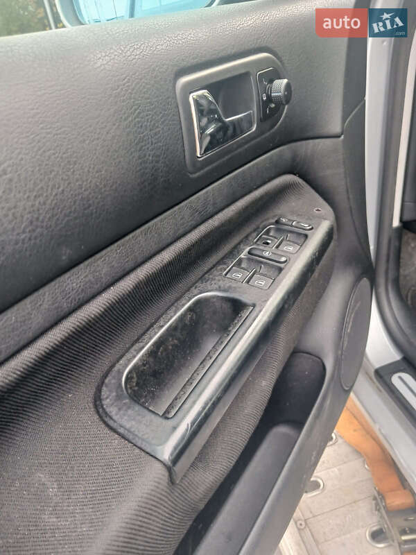 Хетчбек Volkswagen Golf 2001 в Луцьку