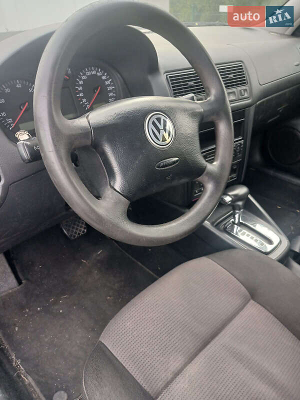 Хетчбек Volkswagen Golf 2001 в Луцьку