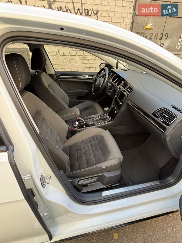 Хетчбек Volkswagen Golf 2013 в Києві