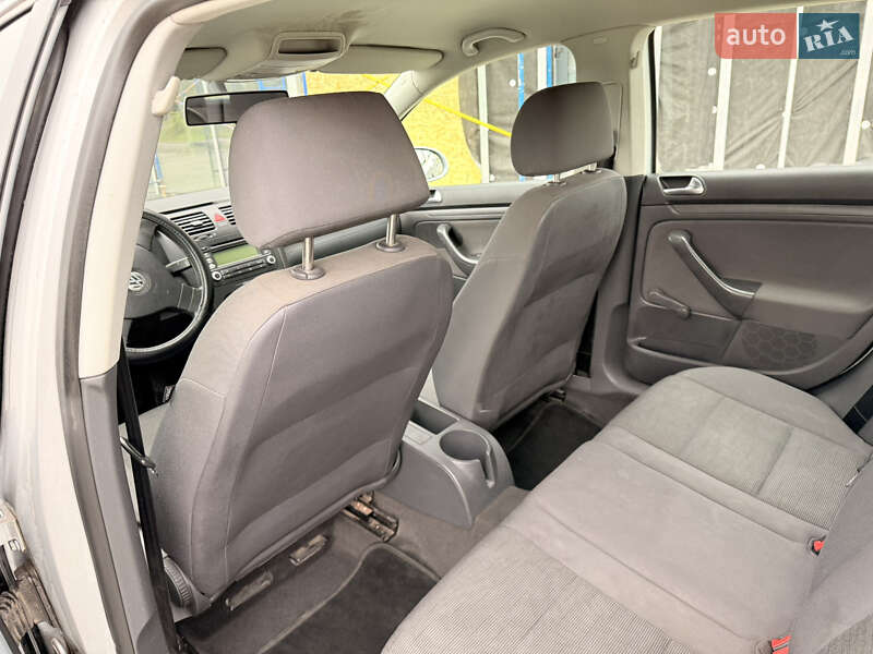 Хетчбек Volkswagen Golf 2005 в Львові