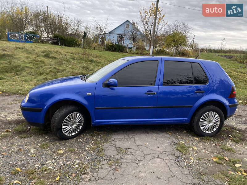 Хэтчбек Volkswagen Golf 2001 в Остроге