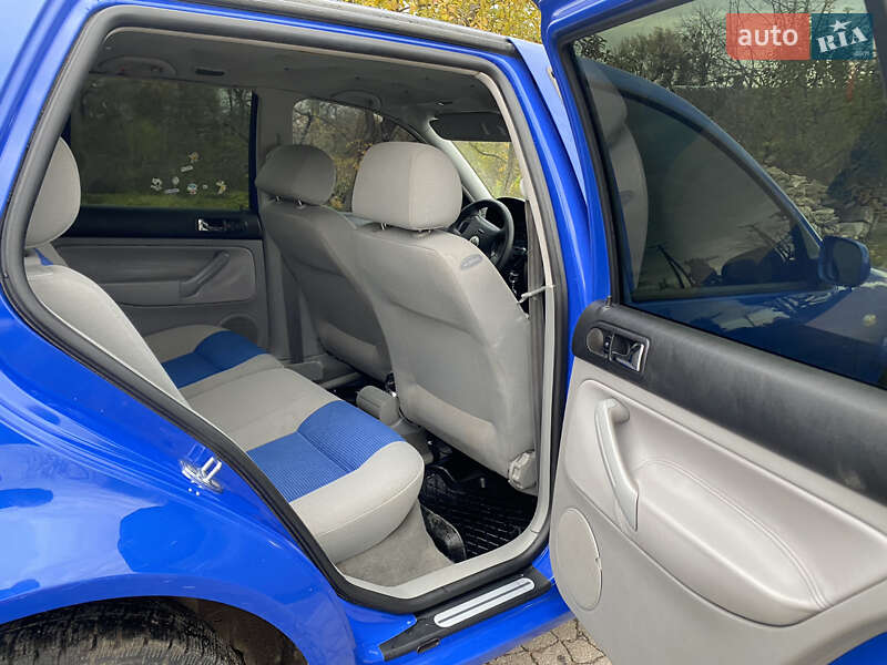 Хэтчбек Volkswagen Golf 2001 в Остроге