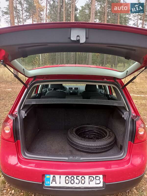 Хетчбек Volkswagen Golf 2006 в Горенці