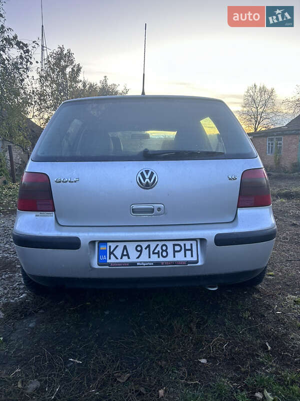Хэтчбек Volkswagen Golf 2002 в Киеве