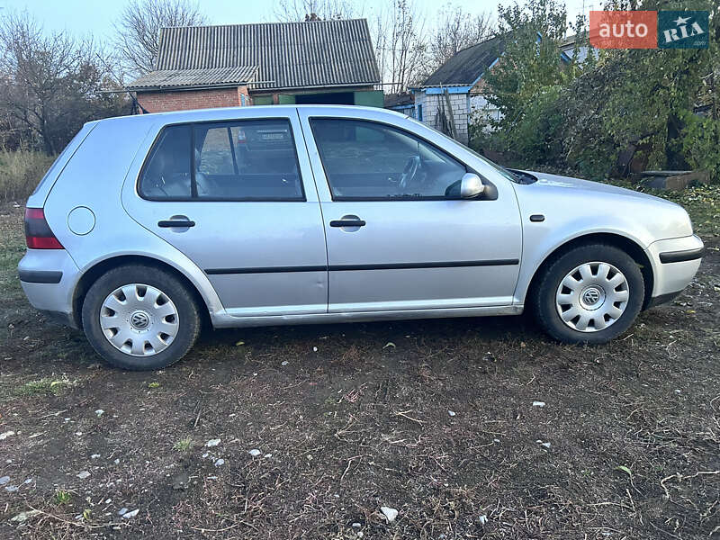 Хэтчбек Volkswagen Golf 2002 в Киеве