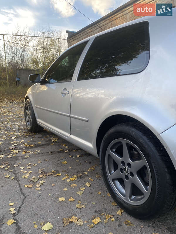 Хетчбек Volkswagen Golf 2001 в Полтаві