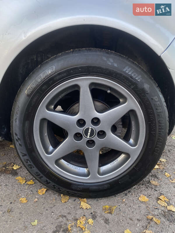 Хетчбек Volkswagen Golf 2001 в Полтаві