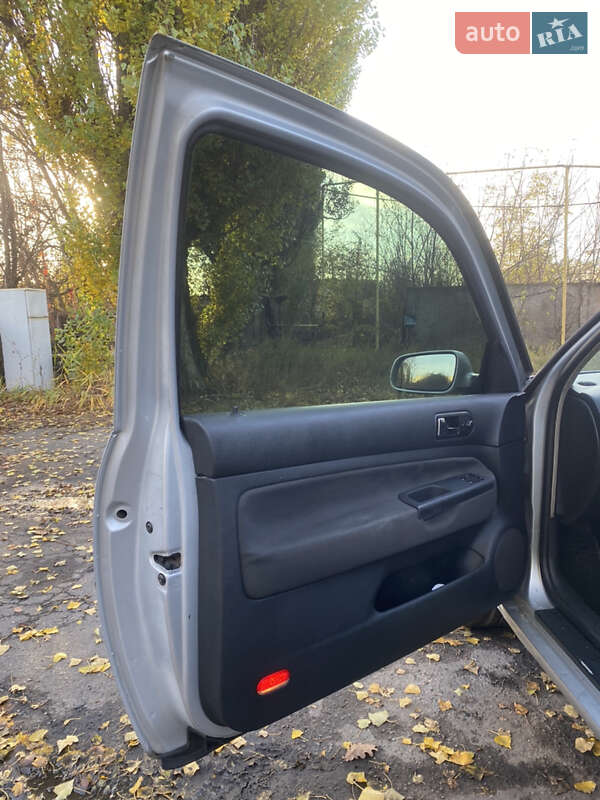 Хетчбек Volkswagen Golf 2001 в Полтаві