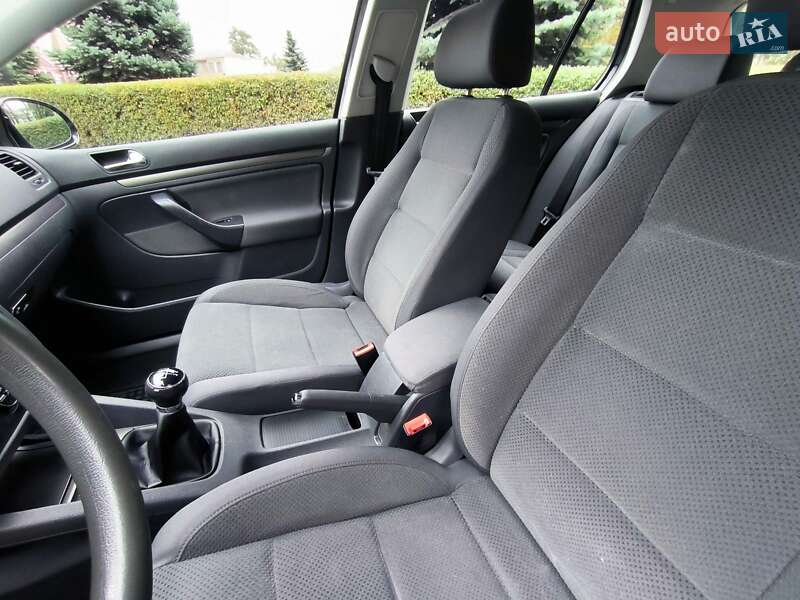 Хэтчбек Volkswagen Golf 2005 в Каменском