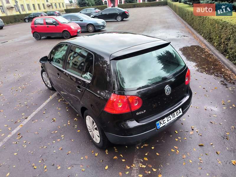 Хэтчбек Volkswagen Golf 2005 в Каменском