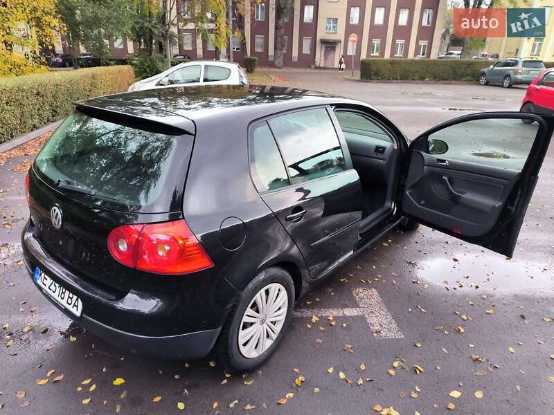 Хэтчбек Volkswagen Golf 2005 в Каменском