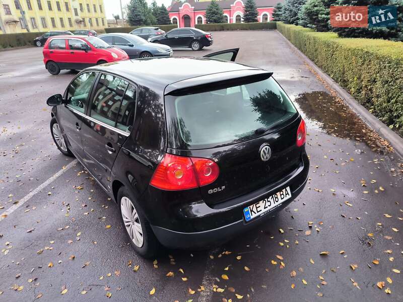 Хэтчбек Volkswagen Golf 2005 в Каменском