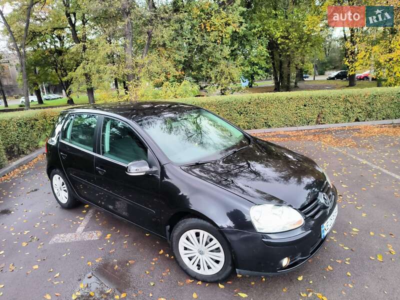 Хэтчбек Volkswagen Golf 2005 в Каменском