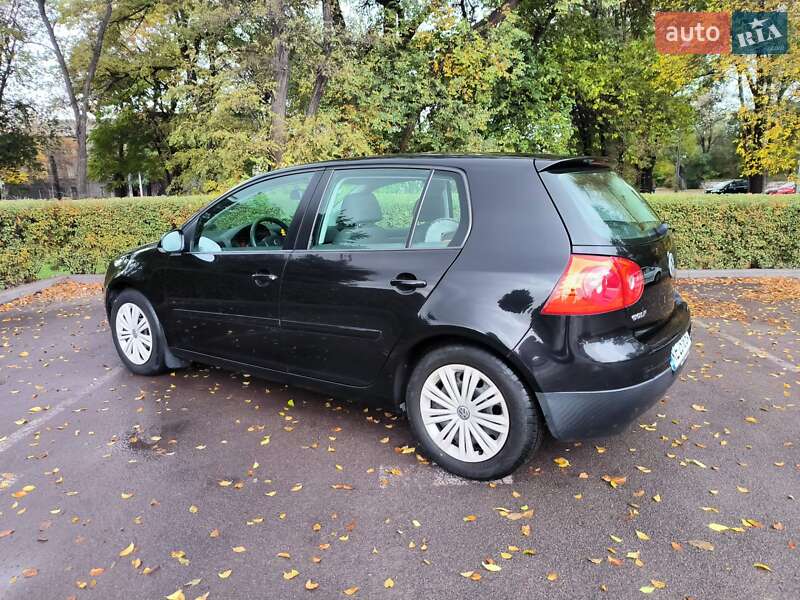 Хэтчбек Volkswagen Golf 2005 в Каменском