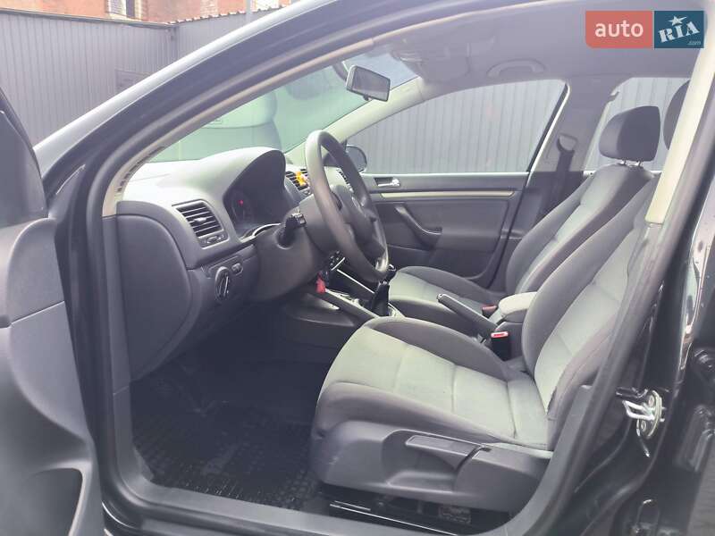 Хэтчбек Volkswagen Golf 2005 в Каменском