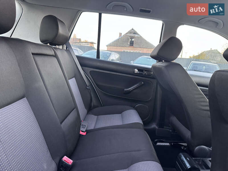 Хэтчбек Volkswagen Golf 2002 в Звенигородке