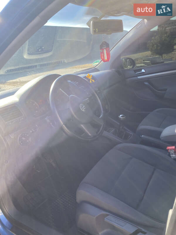 Хетчбек Volkswagen Golf 2003 в Хмельницькому