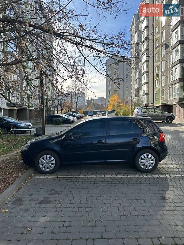 Хетчбек Volkswagen Golf 2004 в Івано-Франківську