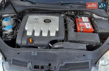 Хэтчбек Volkswagen Golf 2005 в Ровно