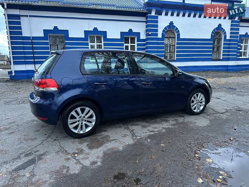 Хэтчбек Volkswagen Golf 2010 в Лебедине