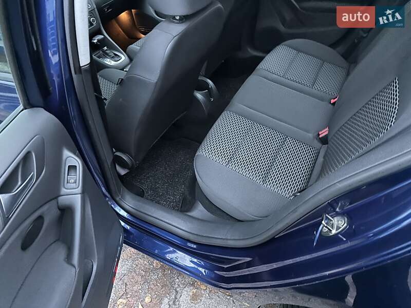 Хэтчбек Volkswagen Golf 2010 в Лебедине