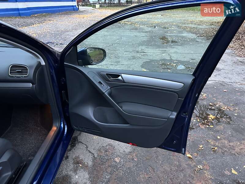 Хэтчбек Volkswagen Golf 2010 в Лебедине