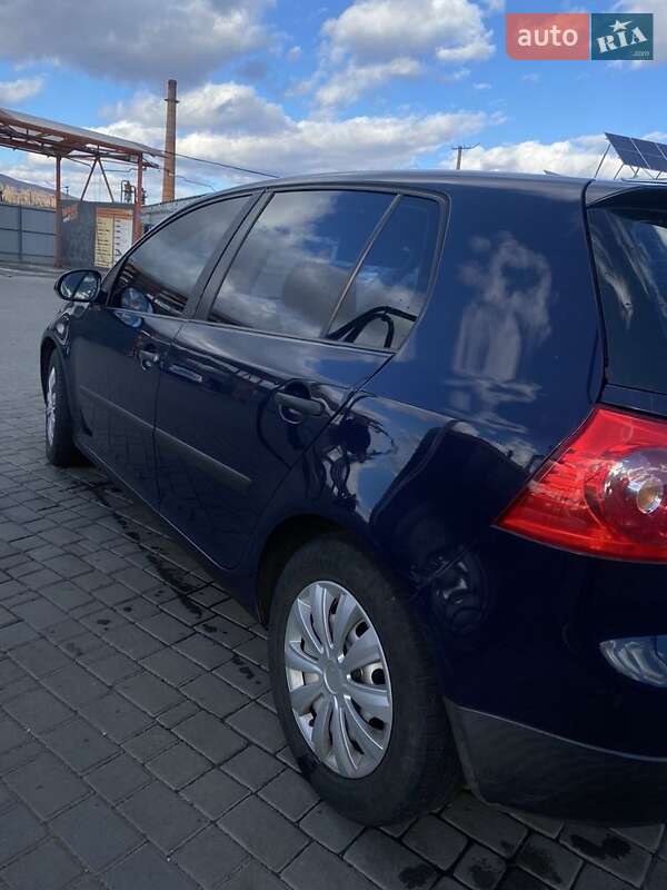 Хетчбек Volkswagen Golf 2004 в Мукачевому