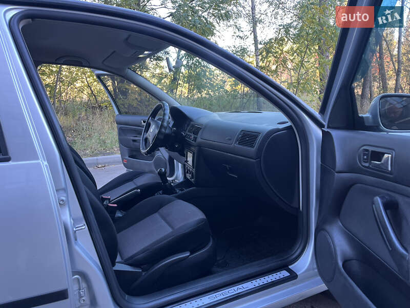 Хэтчбек Volkswagen Golf 2001 в Чернигове