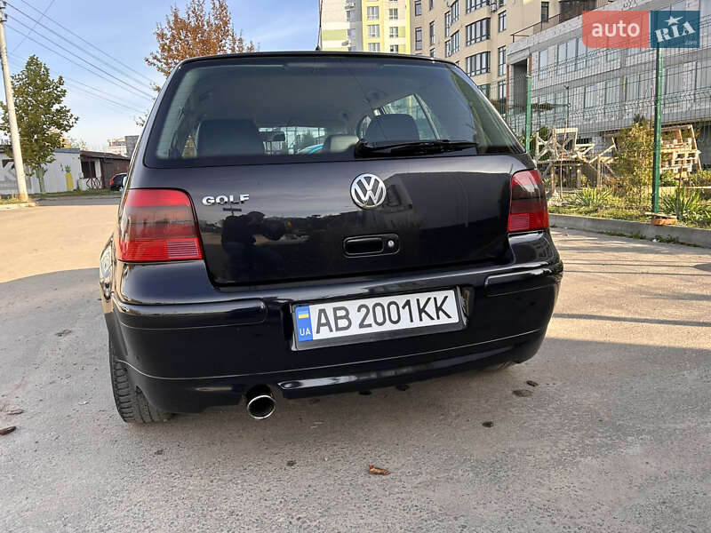 Хэтчбек Volkswagen Golf 2002 в Киеве