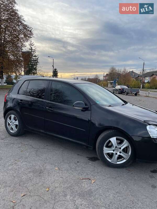 Хэтчбек Volkswagen Golf 2004 в Дубно