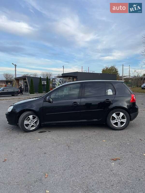 Хэтчбек Volkswagen Golf 2004 в Дубно