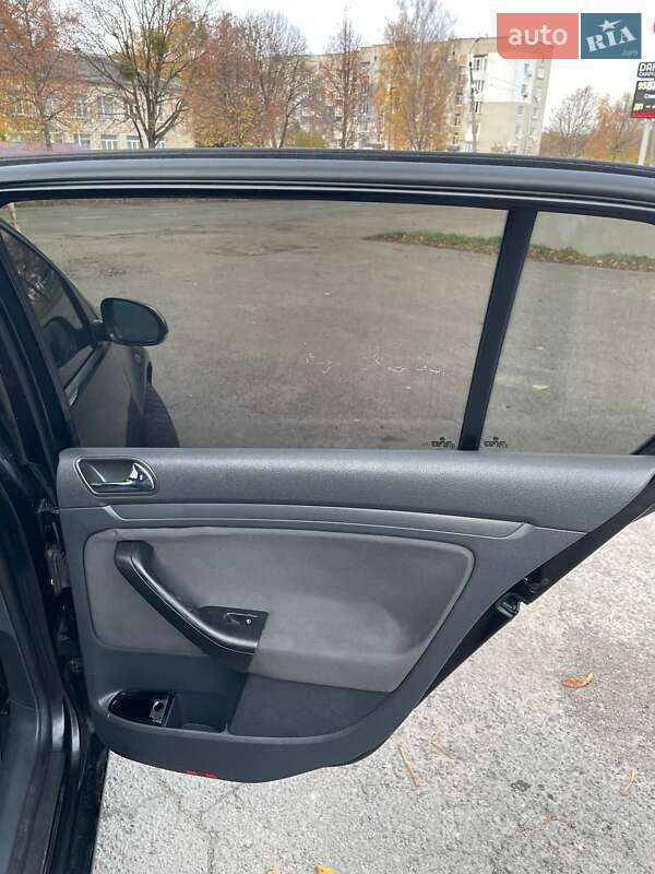 Хэтчбек Volkswagen Golf 2004 в Дубно