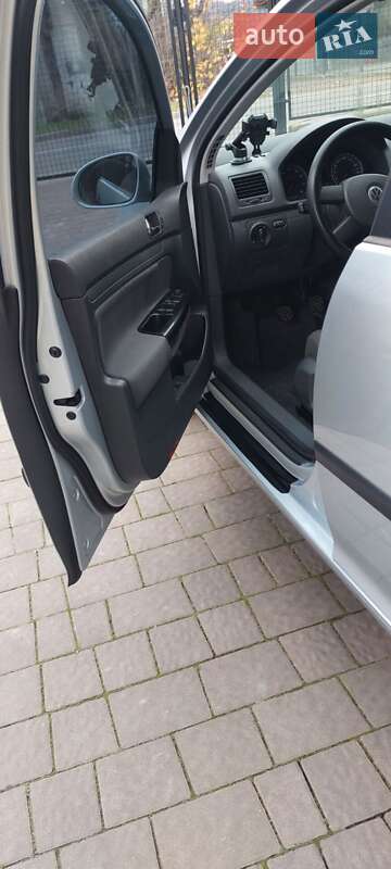 Хетчбек Volkswagen Golf 2004 в Бориславі