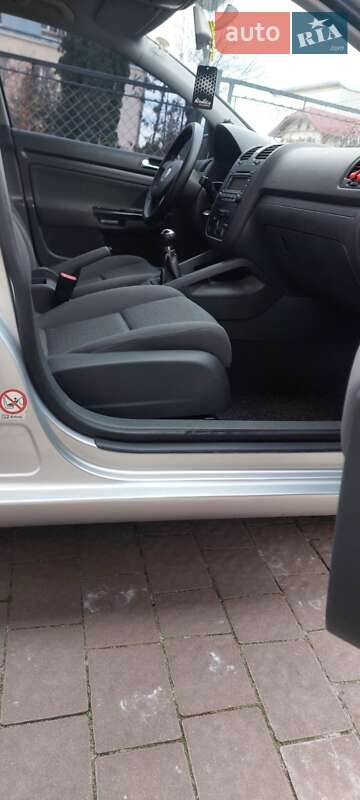 Хетчбек Volkswagen Golf 2004 в Бориславі