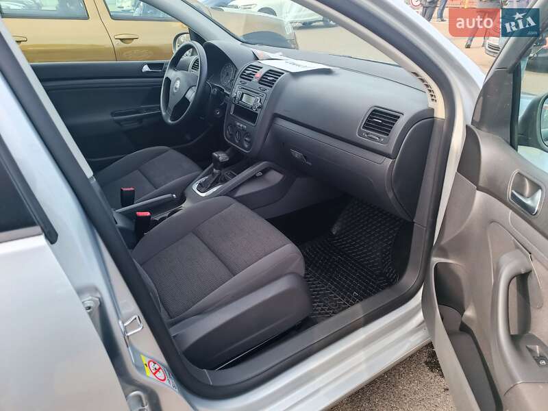 Хэтчбек Volkswagen Golf 2009 в Киеве