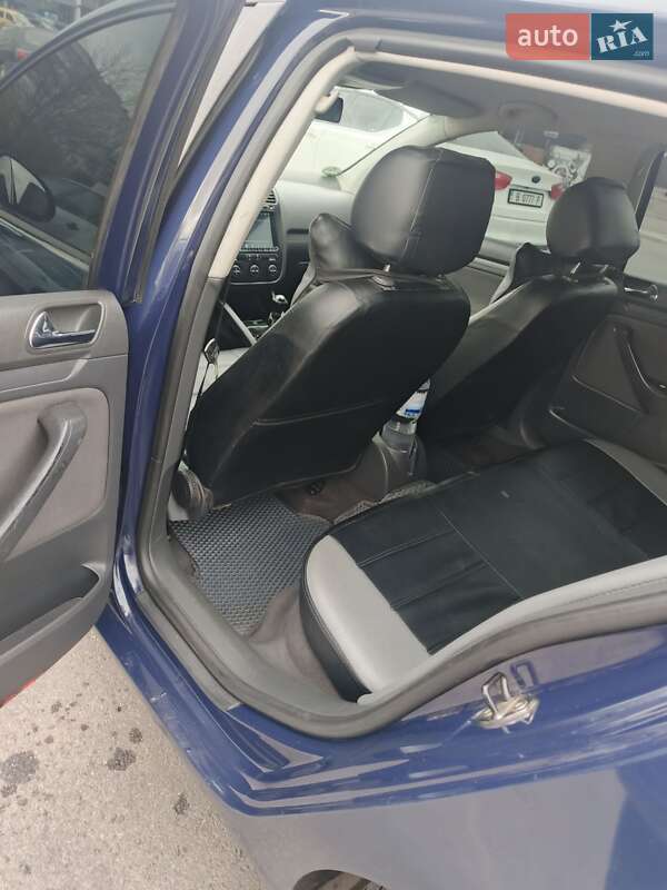 Хетчбек Volkswagen Golf 2004 в Одесі