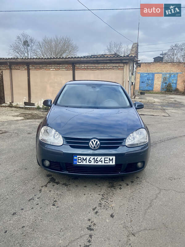 Хэтчбек Volkswagen Golf 2005 в Ромнах