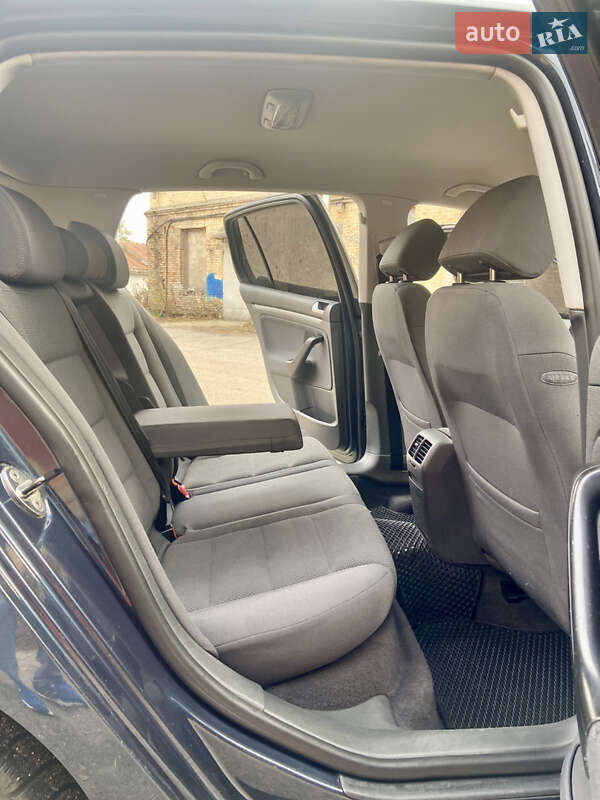 Хэтчбек Volkswagen Golf 2005 в Ромнах