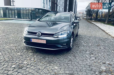 Универсал Volkswagen Golf 2019 в Сваляве
