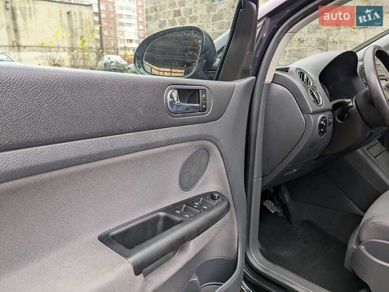 Хэтчбек Volkswagen Golf 2005 в Звягеле