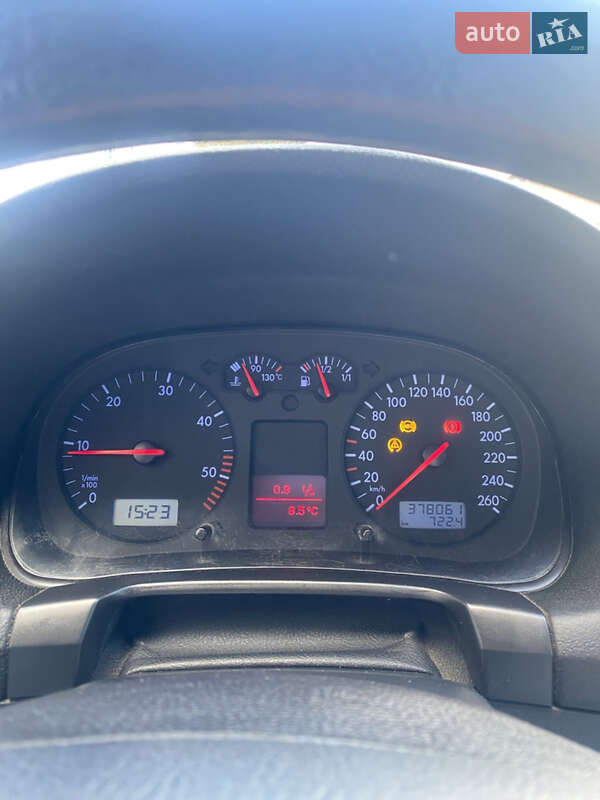 Хэтчбек Volkswagen Golf 2002 в Болехове