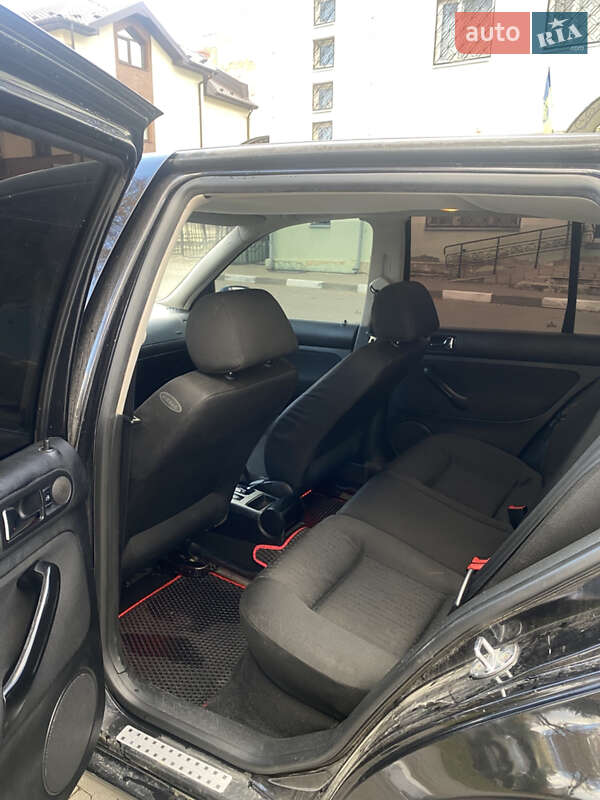 Хэтчбек Volkswagen Golf 2002 в Болехове