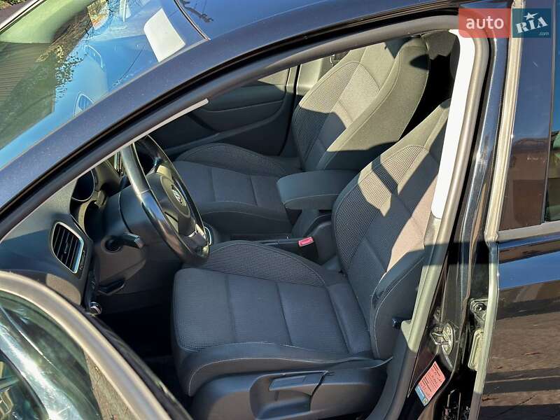 Хэтчбек Volkswagen Golf 2010 в Луцке